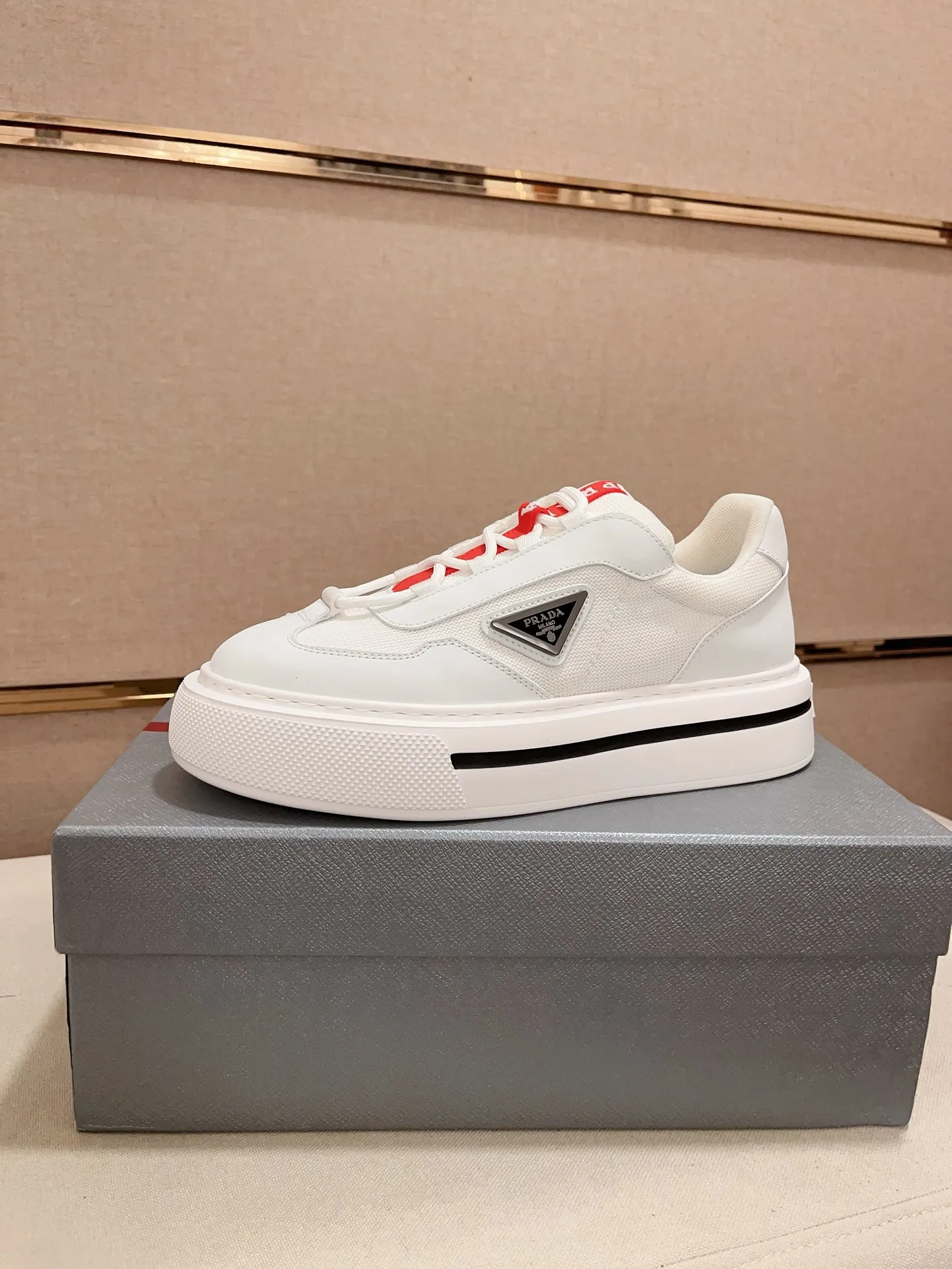 Men's shoes 💰 580💰 ✔️✔️✔️High-quality new PRADA counters are launched at the same time. The new men's shoes and 😘fabrics are selected from first-layer cowhide and are made by pure handicrafts. Lining: Full cowhide lining. 👍🏿 High-end ☄️ air-cushion molded anti-slip rubber outsole, exquisite lines, simple and elegant, comfortable and high-end for leisure travel. Code number: 38 to 44